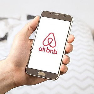 airbnb　民泊　強姦　殺人　メルボルン